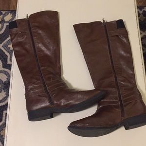 5/$20 ! Brown boots BUNDLE ONLY PLEASE:)